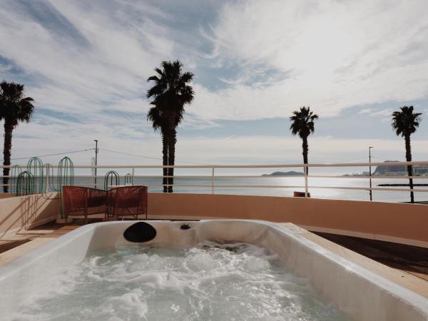 Rose Thé : photo 5 de la chambre chambre double avec jacuzzi et terrasse privée