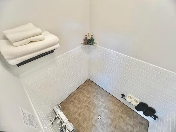 attomi hostel : photo 4 de la chambre chambre quadruple avec salle de bains privative