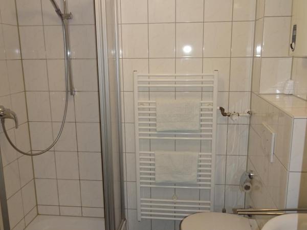 Gästehaus Grupello : photo 5 de la chambre chambre lit queen-size avec salle de bains commune