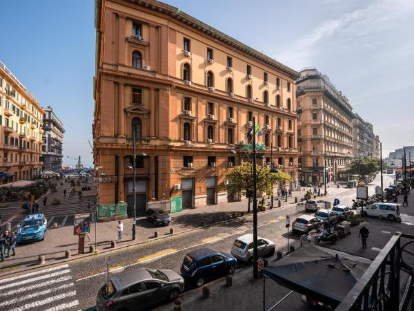 Le Mummarelle Napoli : photo 4 de la chambre superior triple room with balcony sea view – via santa lucia 76