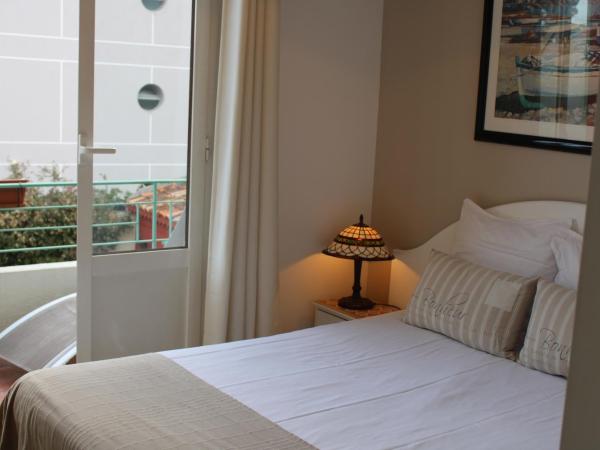 Hôtel La Villa des Oliviers : photo 4 de la chambre chambre double - vue partielle sur mer.