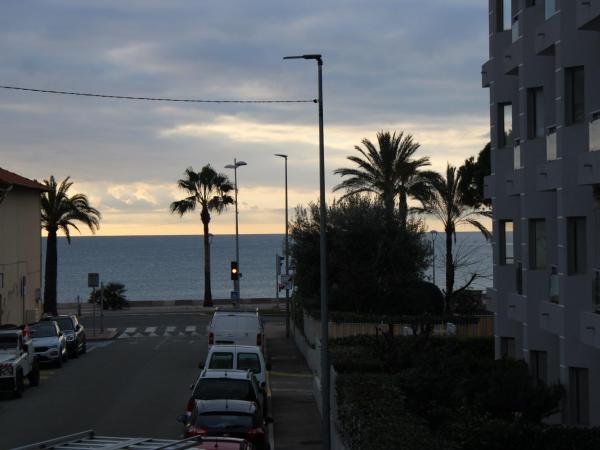 Hôtel La Villa des Oliviers : photo 8 de la chambre chambre double - vue partielle sur mer.