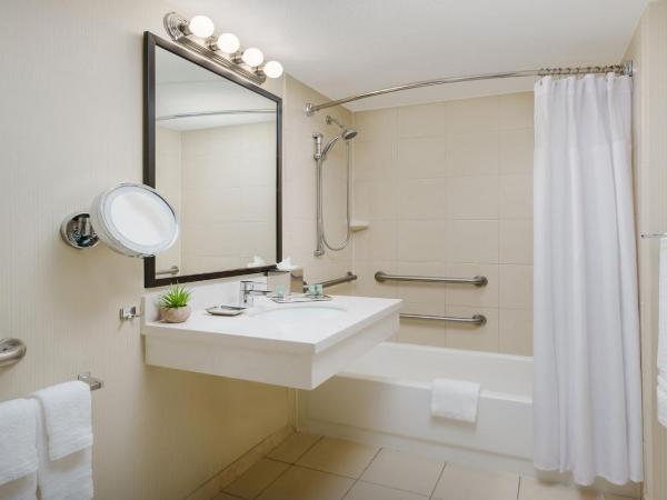 Crowne Plaza Phoenix Airport - PHX, an IHG Hotel : photo 3 de la chambre chambre double avec baignoire accessible aux personnes à mobilité réduite - non-fumeurs
