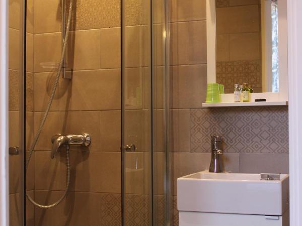 Hôtel La Villa des Oliviers : photo 7 de la chambre chambre double - vue partielle sur mer.