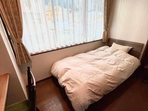 lifeone club : photo 1 de la chambre chambre simple avec toilettes et douche communes