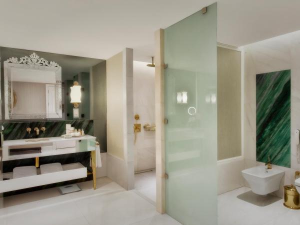 CVK Park Bosphorus Hotel Istanbul : photo 4 de la chambre suite de luxe avec accès au salon