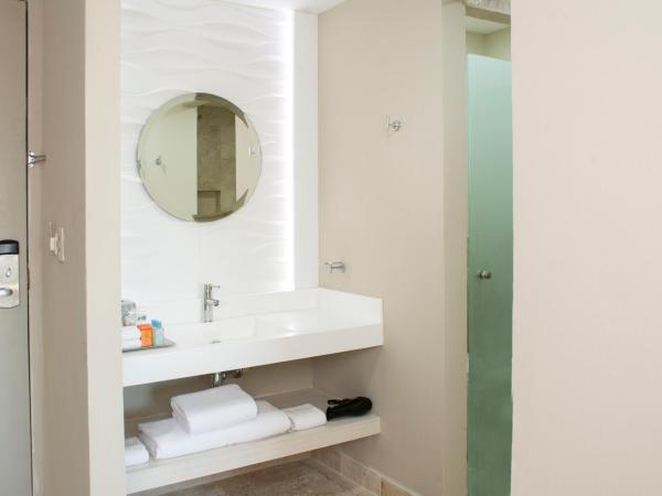 Krystal Grand Puerto Vallarta - All Inclusive : photo 2 de la chambre hébergement double deluxe - vue sur complexe