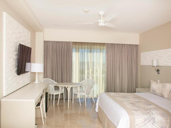 Krystal Grand Puerto Vallarta - All Inclusive : photo 1 de la chambre hébergement lit king-size deluxe - vue sur complexe