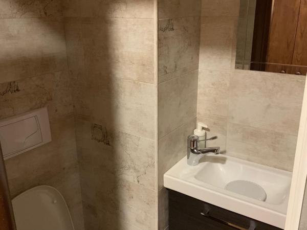 Casa Friends Lingotto Ospedali Metro Spezia : photo 7 de la chambre chambre double avec salle de bains privative