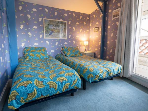 Le Cedre Bleu : photo 3 de la chambre chambre quadruple avec salle de bains