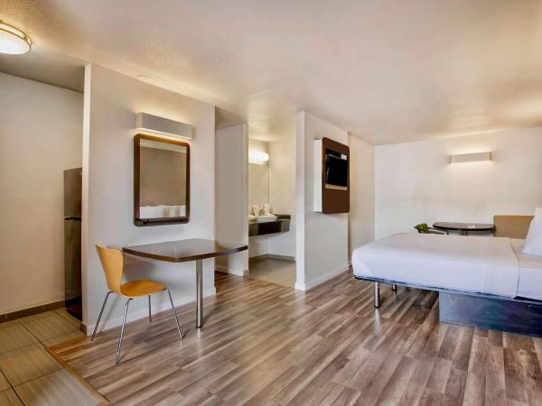 Studio 6-San Antonio, TX - Airport : photo 2 de la chambre suite - non-fumeurs