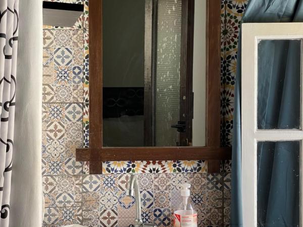 Essaouira Youth Hostel & Social Travel : photo 4 de la chambre chambre double avec salle de bains privative