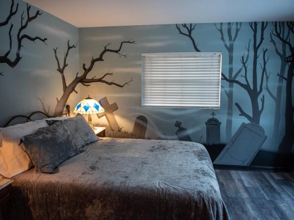 Phantom History House - Cemetery Room : photo 2 de la chambre chambre lit queen-size avec balcon
