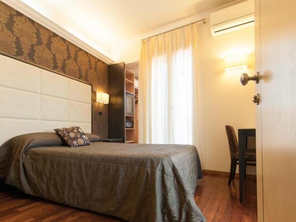 Hotel Touring : photo 6 de la chambre chambre double ou lits jumeaux or