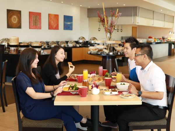 Holiday Inn Melaka, an IHG Hotel : photo 3 de la chambre 2 single beds standard lounge access sea view