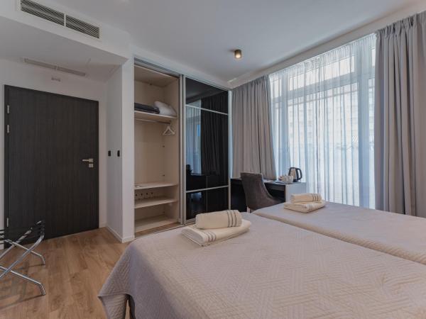 Sky & Sun Luxury Rooms with private parking in the garage : photo 3 de la chambre chambre lits jumeaux