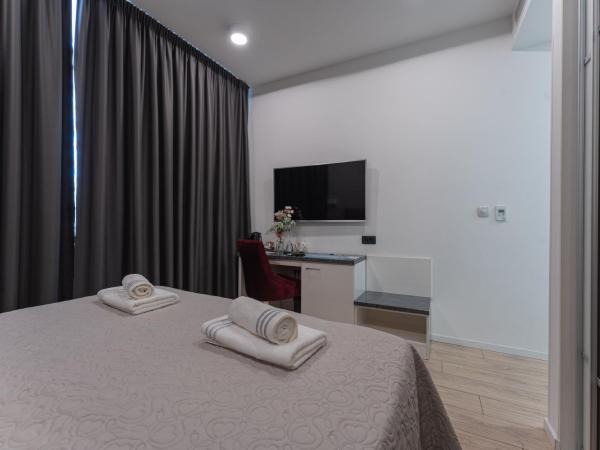 Sky & Sun Luxury Rooms with private parking in the garage : photo 8 de la chambre chambre double