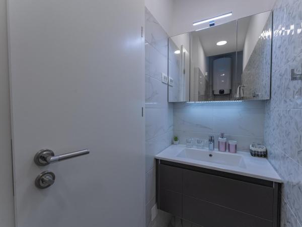 Sky & Sun Luxury Rooms with private parking in the garage : photo 7 de la chambre chambre double