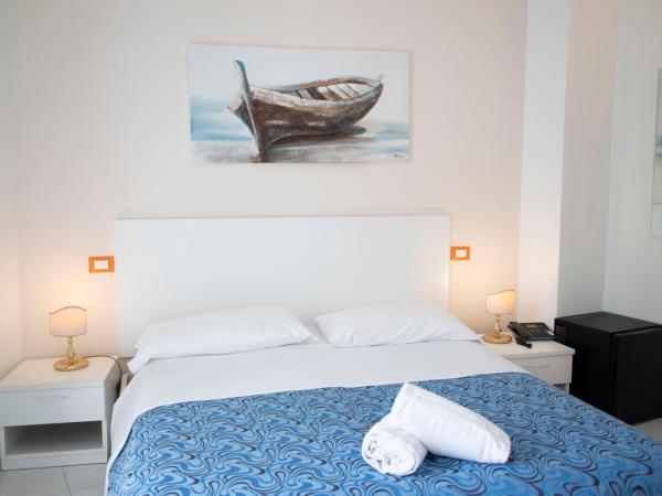 Hotel Loreley : photo 9 de la chambre chambre double ou lits jumeaux supérieure - vue sur mer
