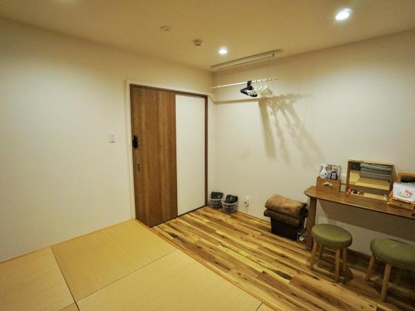 Villa Kyoto Saiin : photo 10 de la chambre chambre lits jumeaux avec matelas futon et salle de bains commune