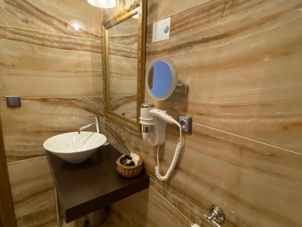 Parkhotel Brno : photo 5 de la chambre chambre lit king-size avec balcon