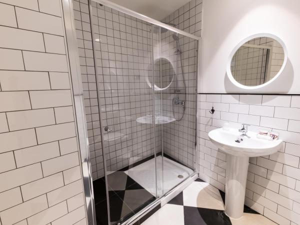 Far Home Bernabeu : photo 8 de la chambre chambre familiale avec salle de bains privative