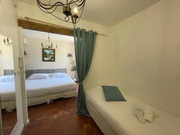 Château le Bouïs : photo 3 de la chambre chambre triple classique