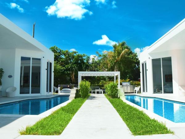 Men only clothing option guesthouse near Wilton Manors : photo 3 de la chambre chambre lit queen-size - vue sur piscine