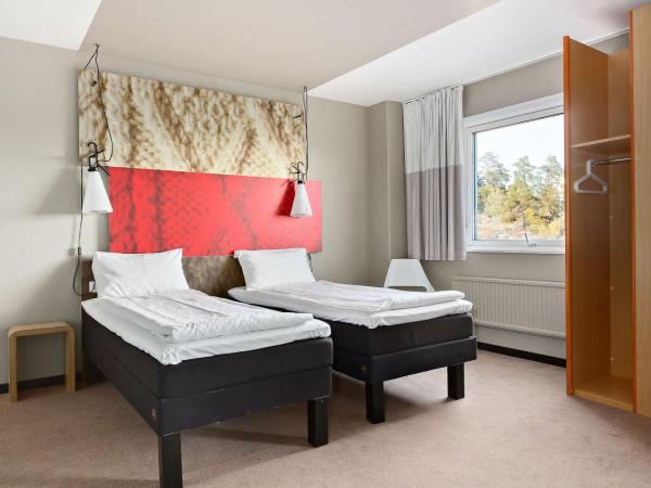 Sure Hotel by Best Western Spånga : photo 7 de la chambre standard room with one queen bed and two single beds - non-smoking