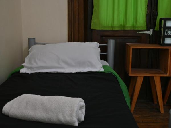 06 Central Hostel Buenos Aires : photo 4 de la chambre chambre double avec salle de bains commune