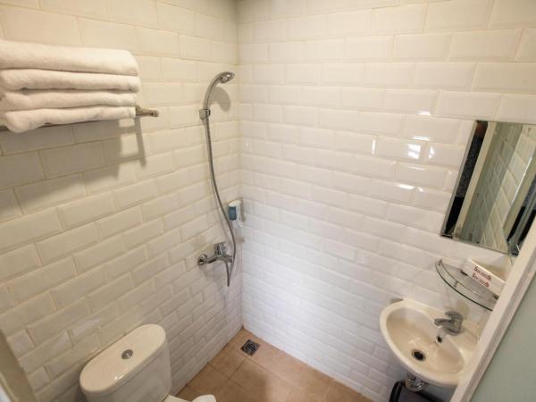 DOM Hotel Jogja : photo 3 de la chambre chambre lit king-size ou lits jumeaux supérieure