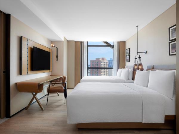 Four Points by Sheraton Shenzhen Bao'an : photo 1 de la chambre chambre double de luxe avec 2 lits doubles et vue sur ville