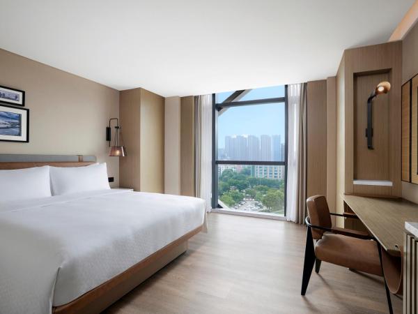 Four Points by Sheraton Shenzhen Bao'an : photo 1 de la chambre chambre lit king-size deluxe - vue sur ville