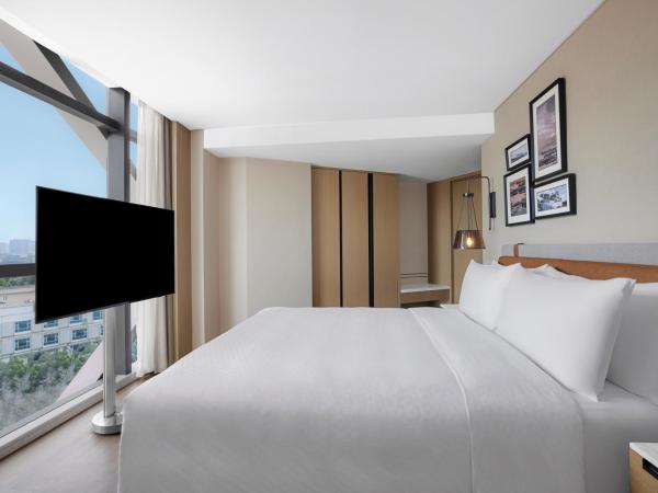 Four Points by Sheraton Shenzhen Bao'an : photo 2 de la chambre suite de luxe avec lit king-size - vue sur ville