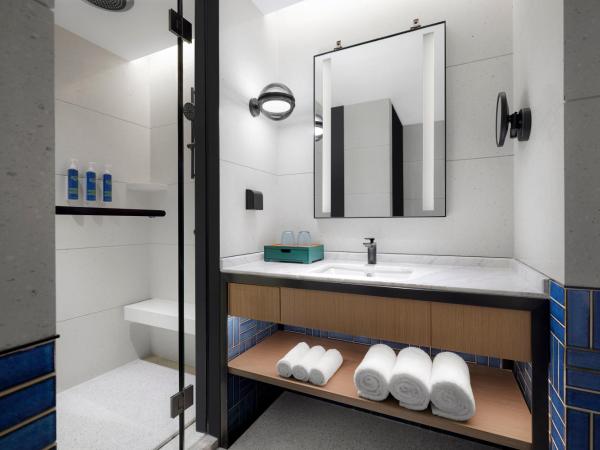 Four Points by Sheraton Shenzhen Bao'an : photo 3 de la chambre suite de luxe avec lit king-size - vue sur ville