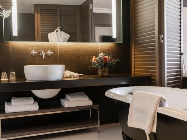 InterContinental Marseille - Hotel Dieu by IHG : photo 4 de la chambre chambre lit king-size classique avec terrasse - vue sur port