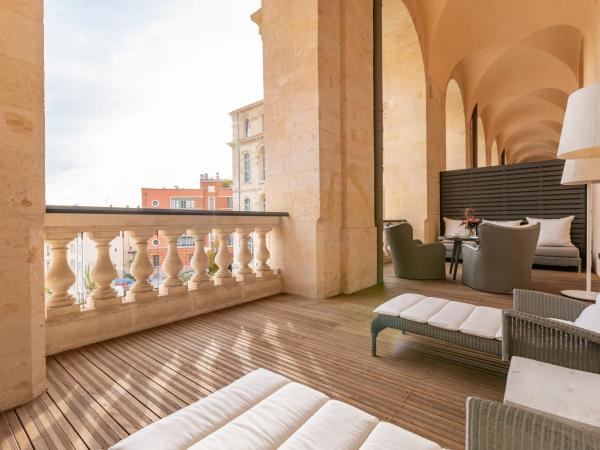InterContinental Marseille - Hotel Dieu by IHG : photo 3 de la chambre chambre lit king-size premium avec terrasse - vue sur Église