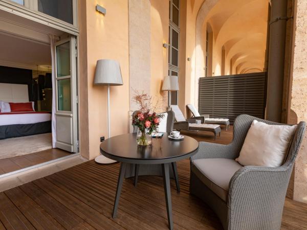 InterContinental Marseille - Hotel Dieu by IHG : photo 4 de la chambre chambre lit king-size premium avec terrasse - vue sur Église