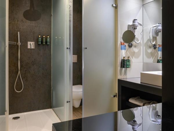 Meliá Lisboa Aeroporto : photo 1 de la chambre chambre double ou lits jumeaux classique – vue sur ville