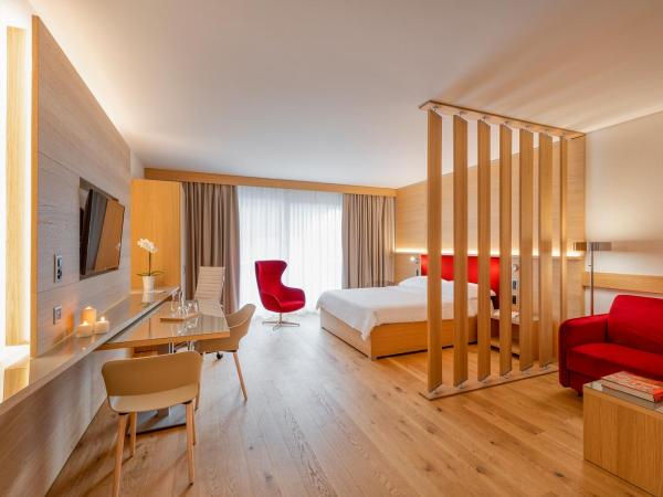 NEW OPENING 2022 - Los Lorentes Hotel Bern City : photo 5 de la chambre suite business au dernier Étage avec kitchenette et terrasse