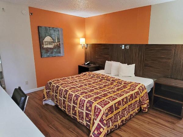 Studios & Suites 4 Less Charlotte : photo 1 de la chambre chambre lit king-size avec réfrigérateur