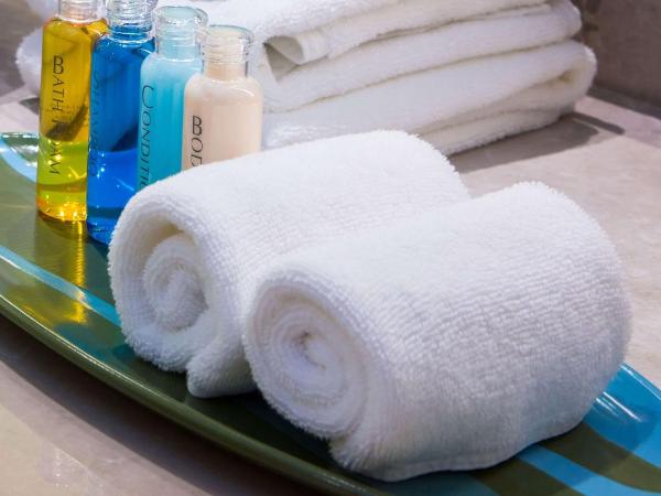 Studios & Suites 4 Less Charlotte : photo 5 de la chambre chambre lit king-size avec réfrigérateur