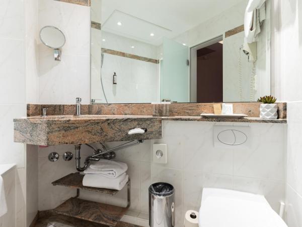 KING's Hotel First : photo 8 de la chambre chambre double club - vue sur cour paisible