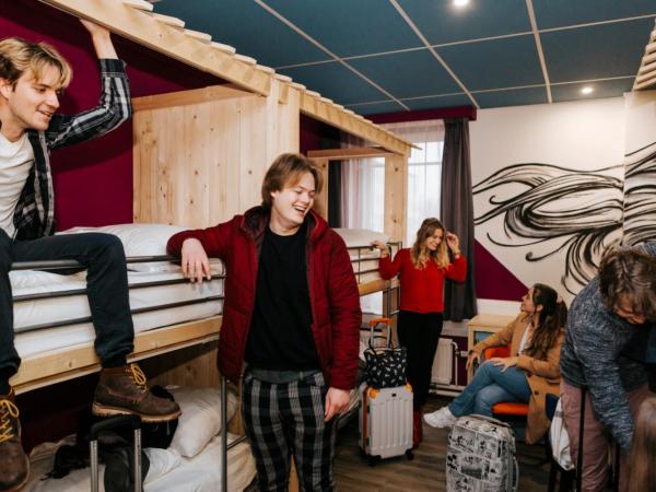 Amsterdam Teleport Hotel : photo 1 de la chambre studio 6 personnes avec salle de bains privative séparée