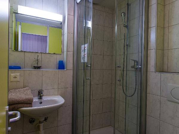 Happy Inn Lodge : photo 6 de la chambre chambre lits jumeaux avec douche privative