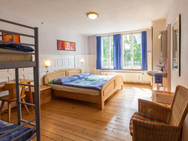 Happy Inn Lodge : photo 7 de la chambre chambre quadruple avec salle de bains commune