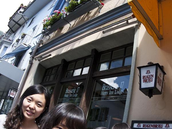 Happy Inn Lodge : photo 9 de la chambre chambre quadruple avec salle de bains commune
