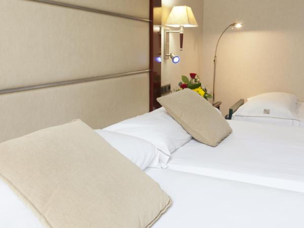 Hotel Valencia Center : photo 3 de la chambre chambre double avec lit d'appoint