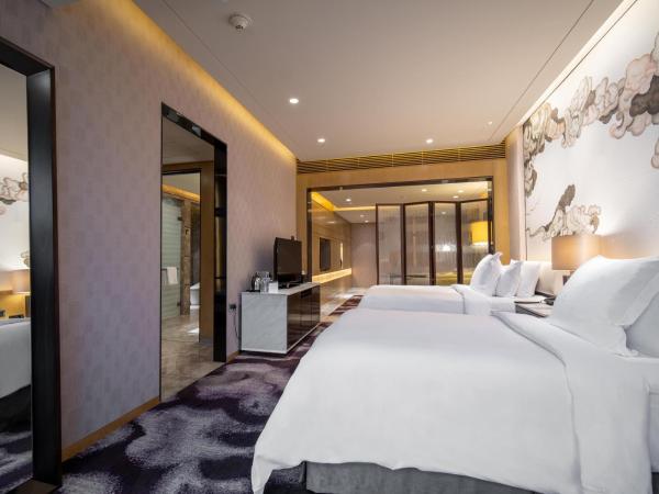 Four Seasons Hotel Shenzhen : photo 1 de la chambre grand four seasons room with two double beds