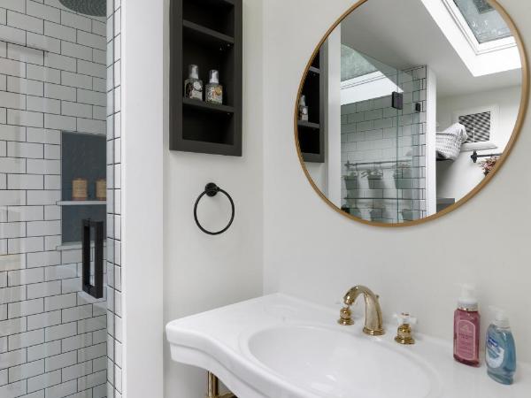 The Cozy Yellow Cottage in Dilworth : photo 3 de la chambre chambre lit queen-size - vue sur jardin